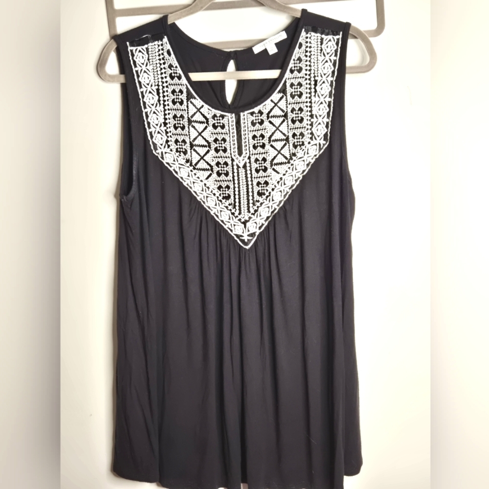 Green Envelope Black Sleeveless Top with Beautiful White Embroidery Size 1X LOOK